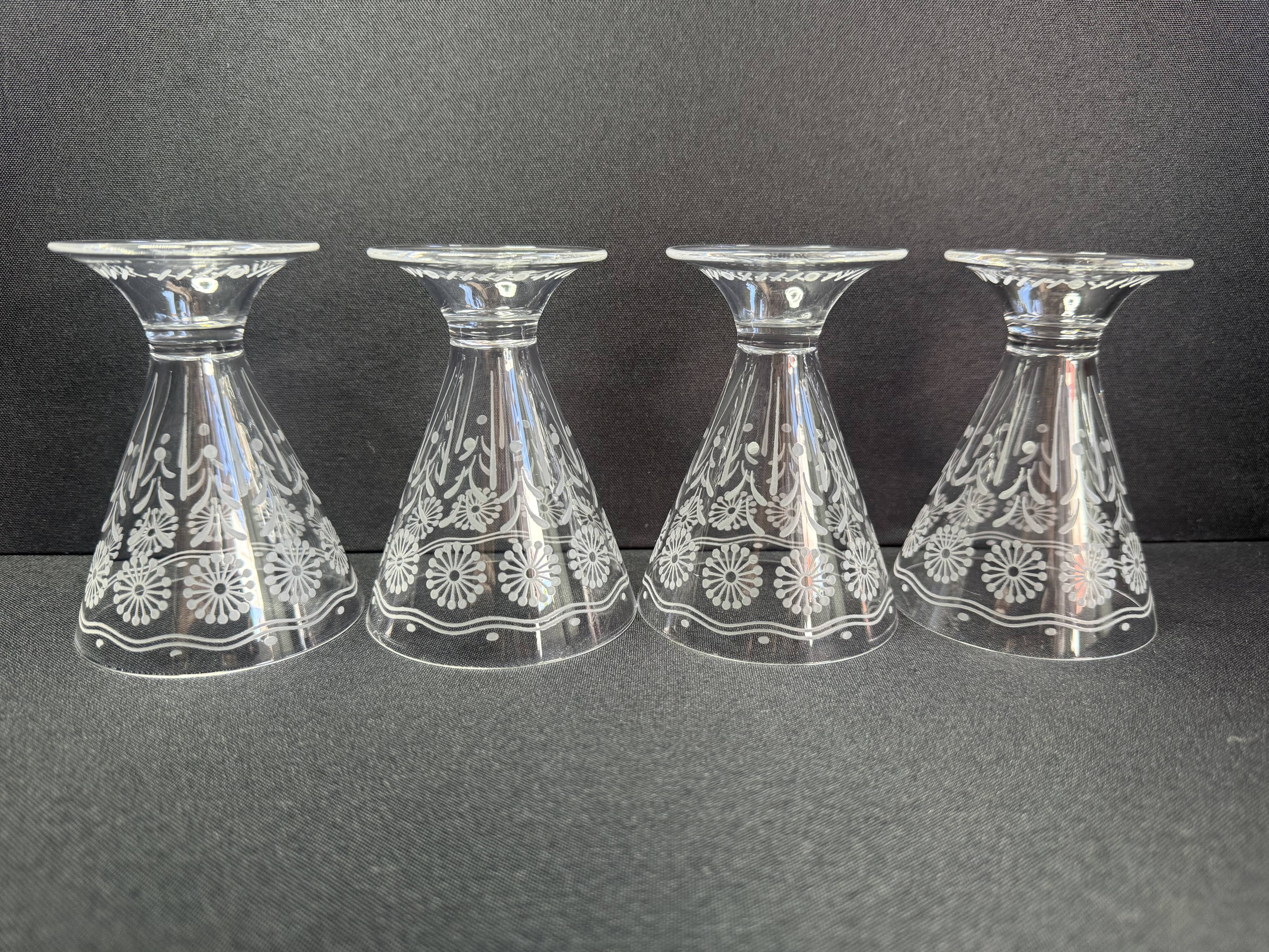 4 verres à vin Baccarat forme 11965 gravure mate 12117