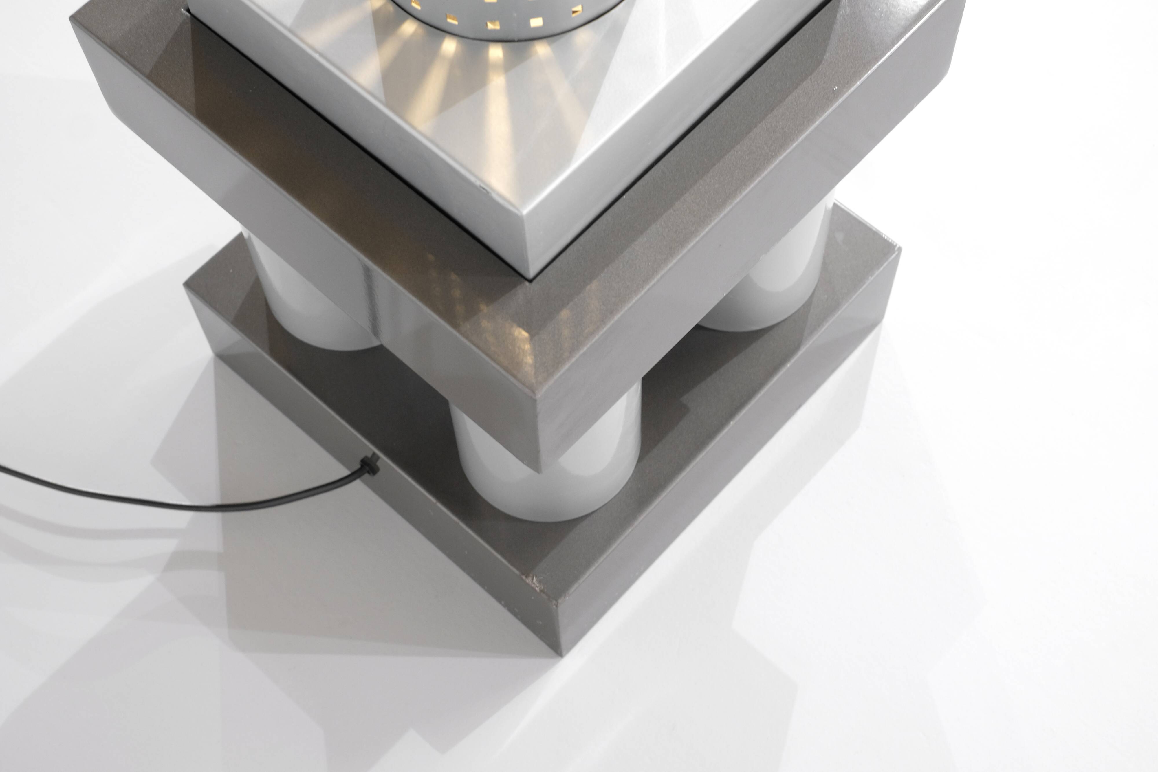 Floor lamp model "Chicago Tribune" in grey and silver enamelled metal, with