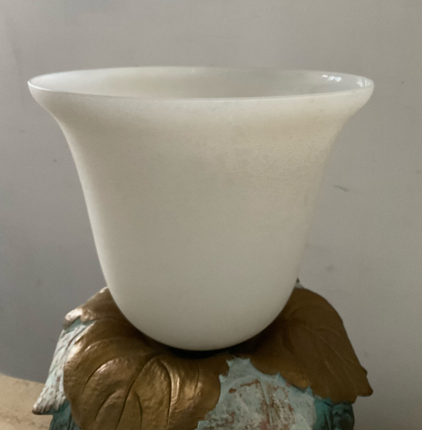 Lampe vintage en opaline et plâtre