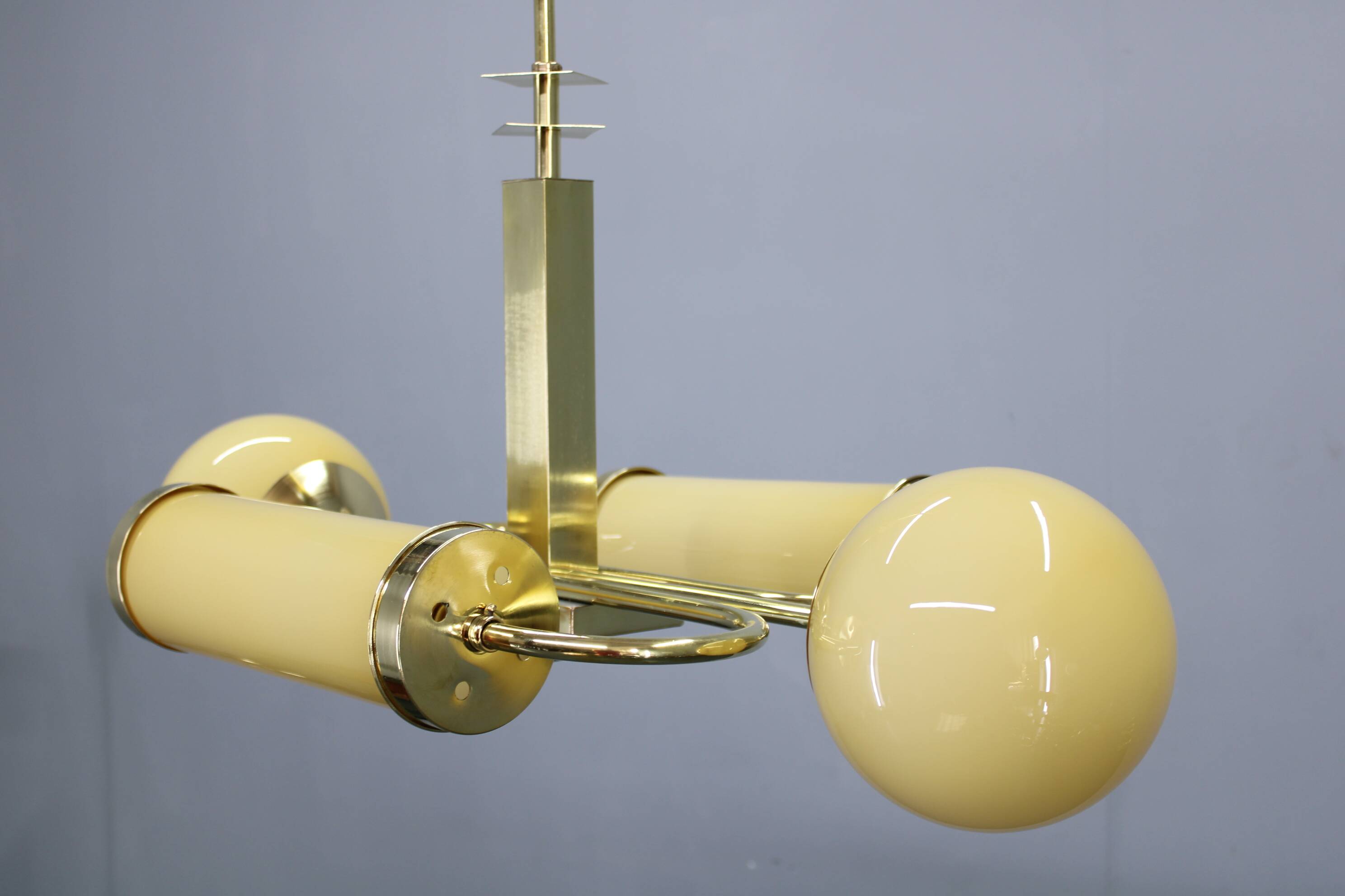 Lustre Art Déco tchécoslovaque en laiton des années 1930, avec globe et abat-jour opalescents.