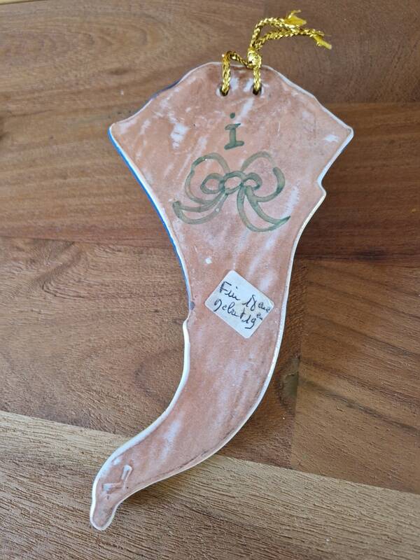 Wall-mounted bouquet holder in Nevers faience - By Amand Hiver