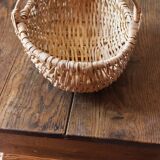 Light wicker oval basket with vintage round handle
