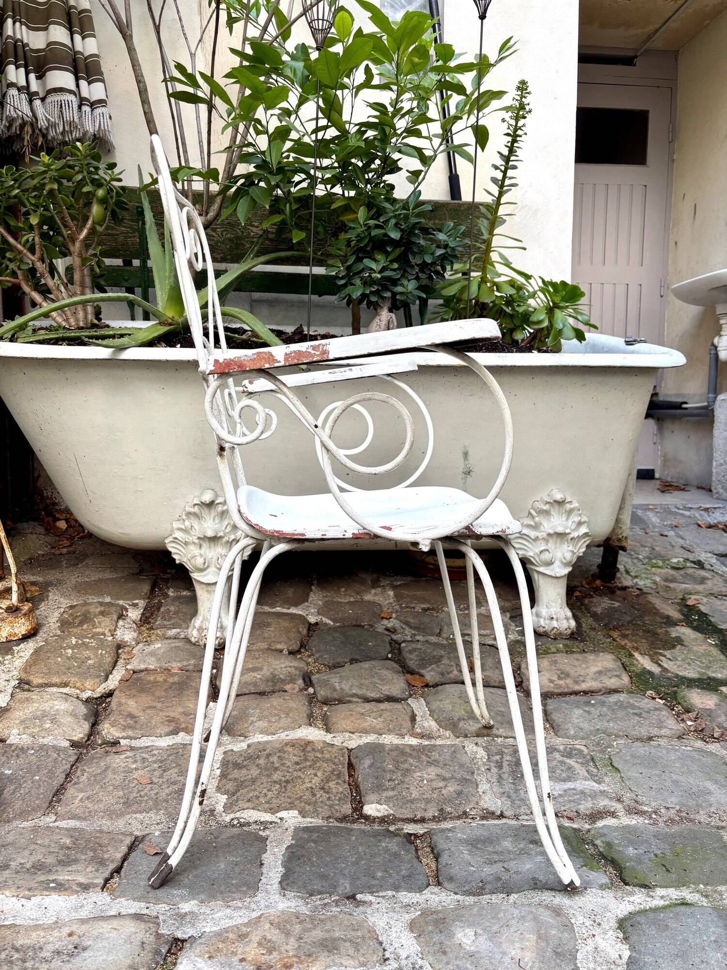 White cast iron garden chair no. 2