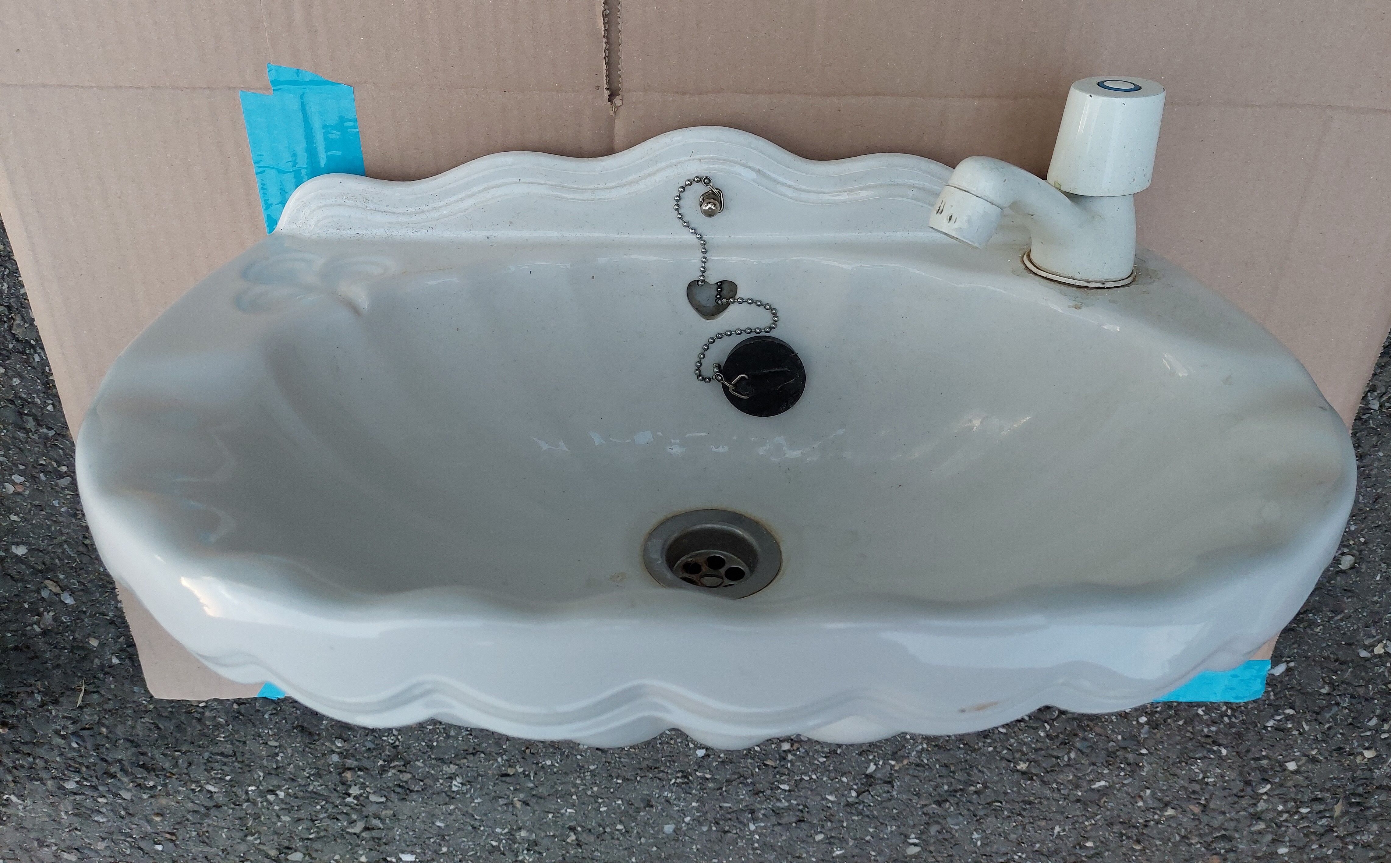 Shell washbasin old porcelain
