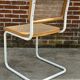 Chaise Cesca modèle b32 en blanc et bois par Marcel Breuer