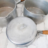 Lot de 3 casseroles antiques en aluminium , manche bois , années 40