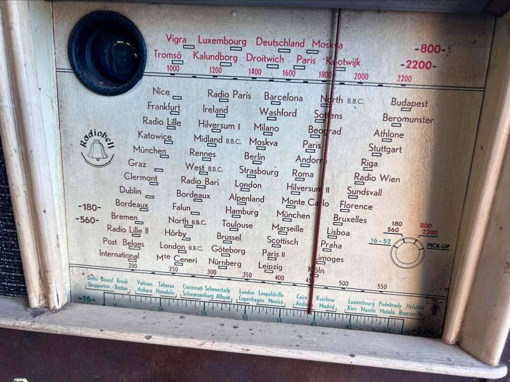 Vintage wooden radio radiobell