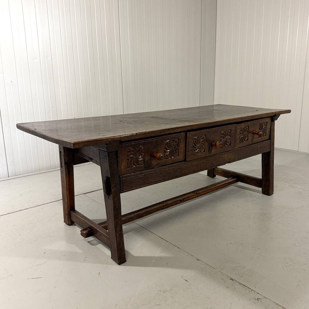 Table basse espagnole antique brutaliste