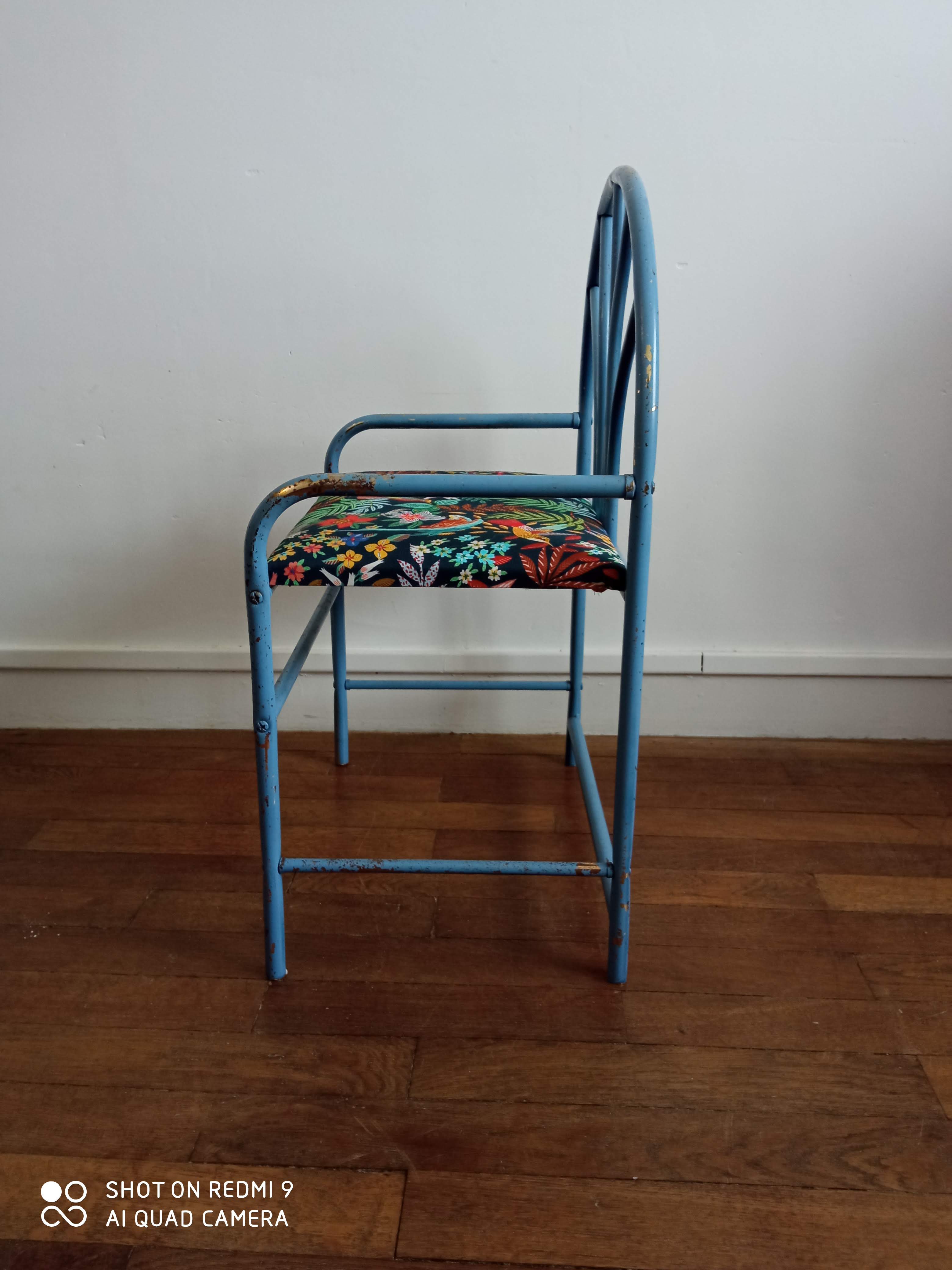 Skated metal child chair/bench