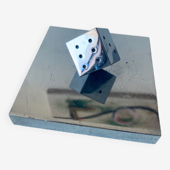 Paperweight dice to play