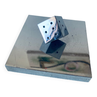 Paperweight dice to play