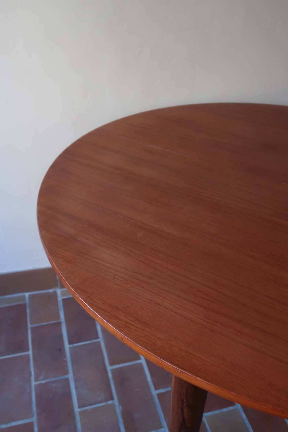 Scandinavian round table