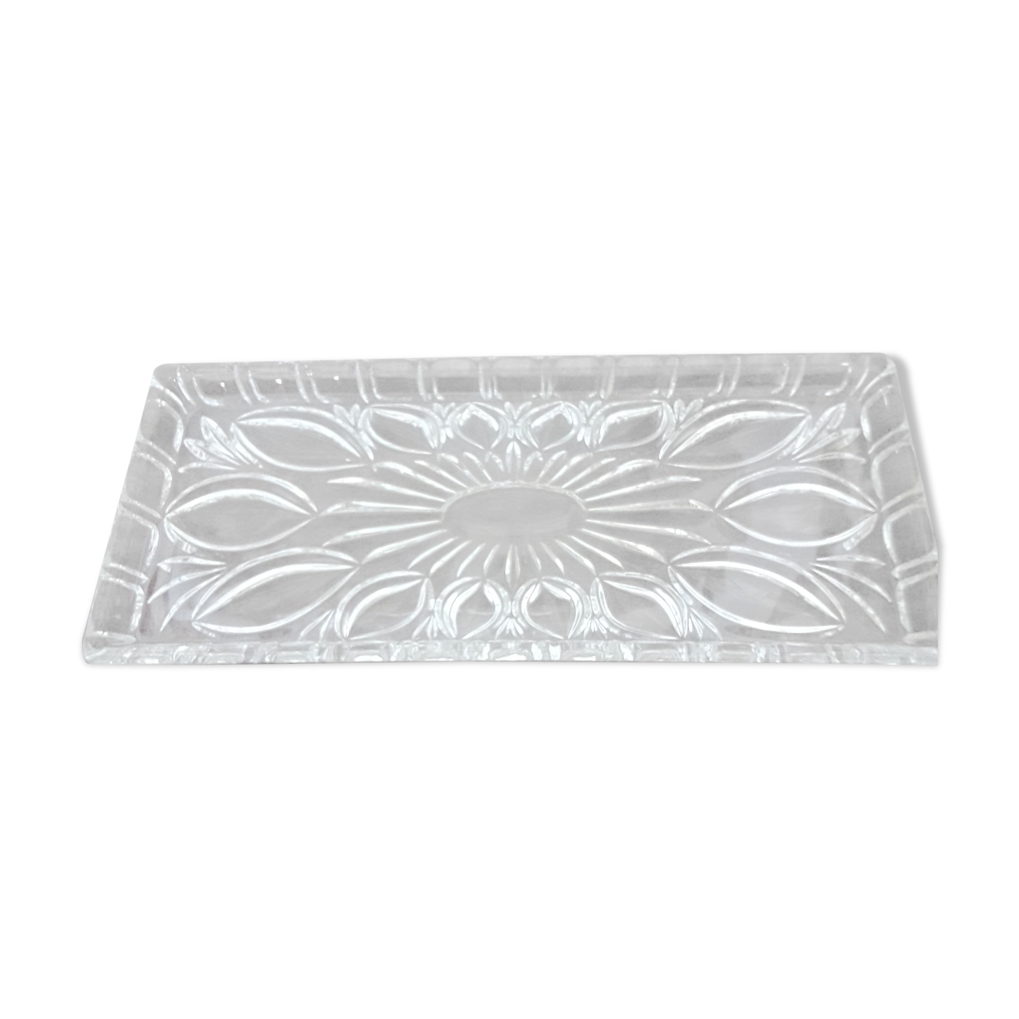 Chiseled glass cake dish