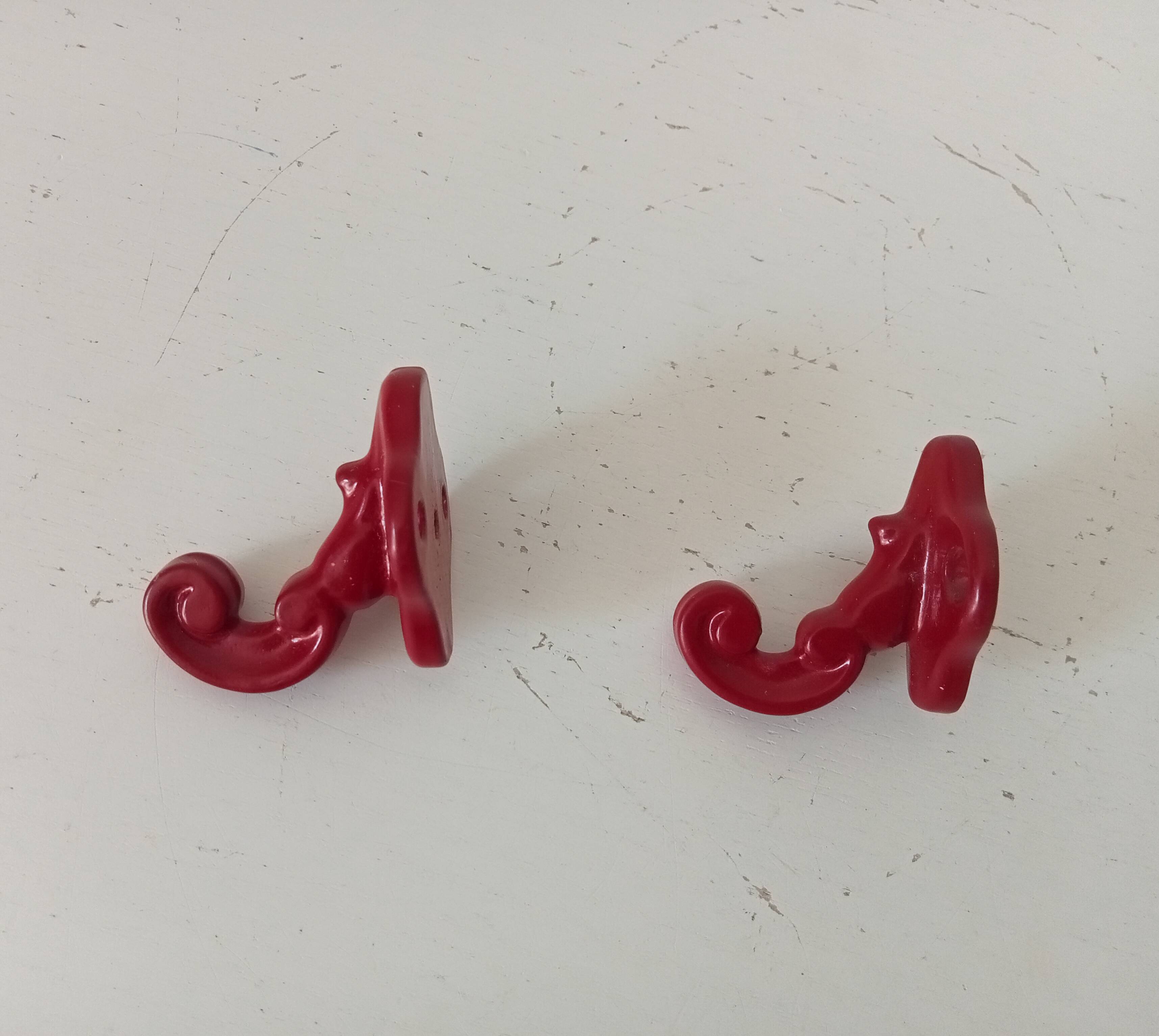 Pair of vintage wall hooks in enamelled cast iron.
