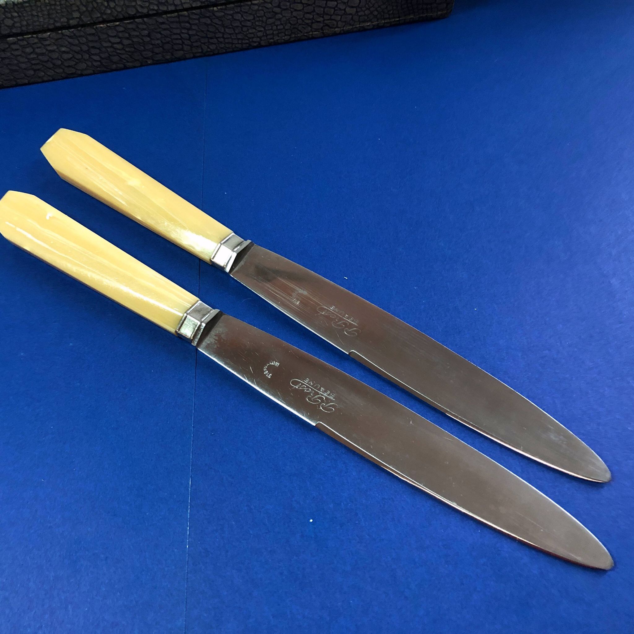 Coffret de 6 couteaux de table manche bakélite France début XXe