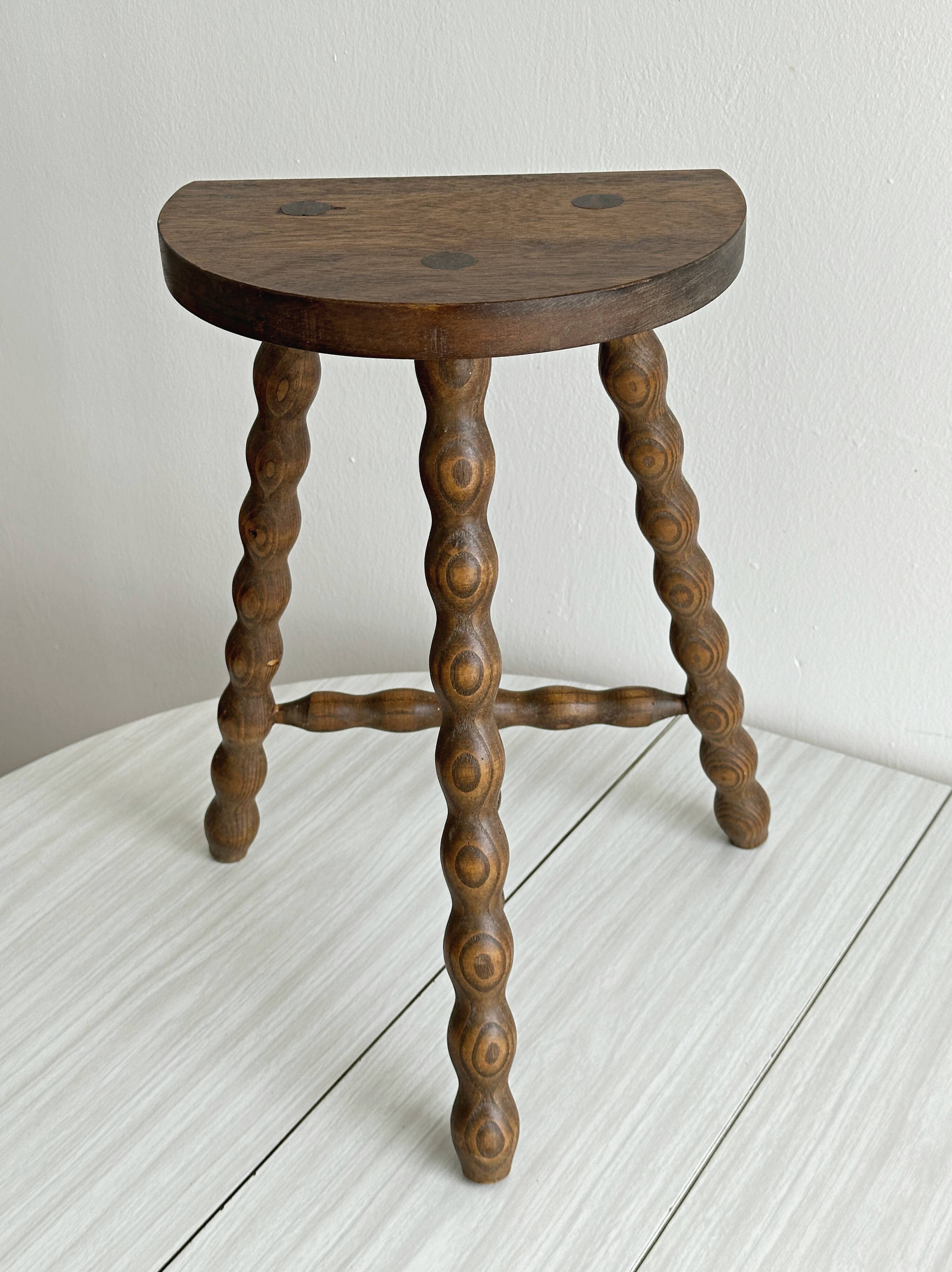 Tabouret tripode ancien en bois torsadé