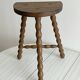Tabouret tripode ancien en bois torsadé