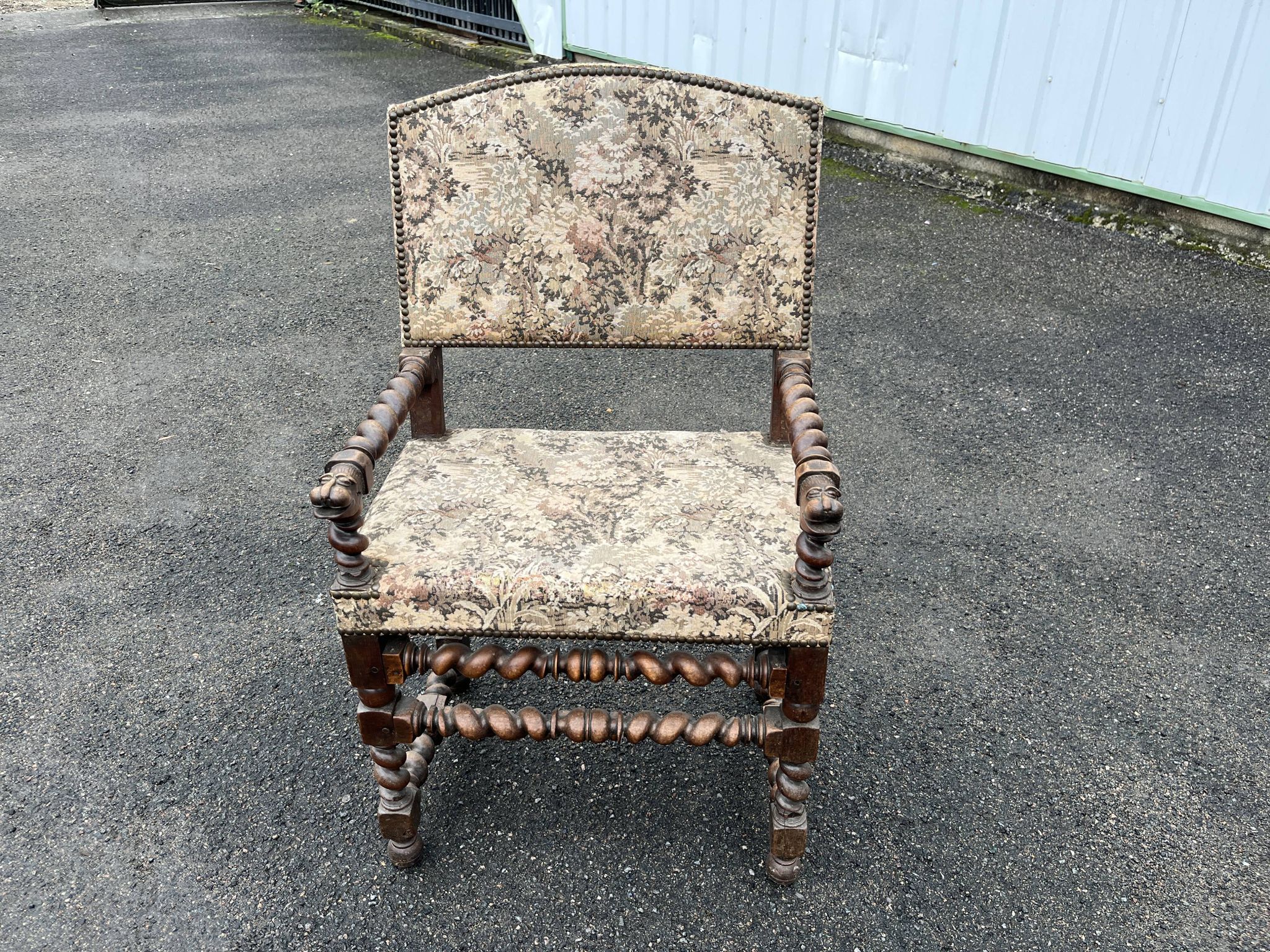 Fauteuil de style Louis XIII à dossiers et pieds torsadés