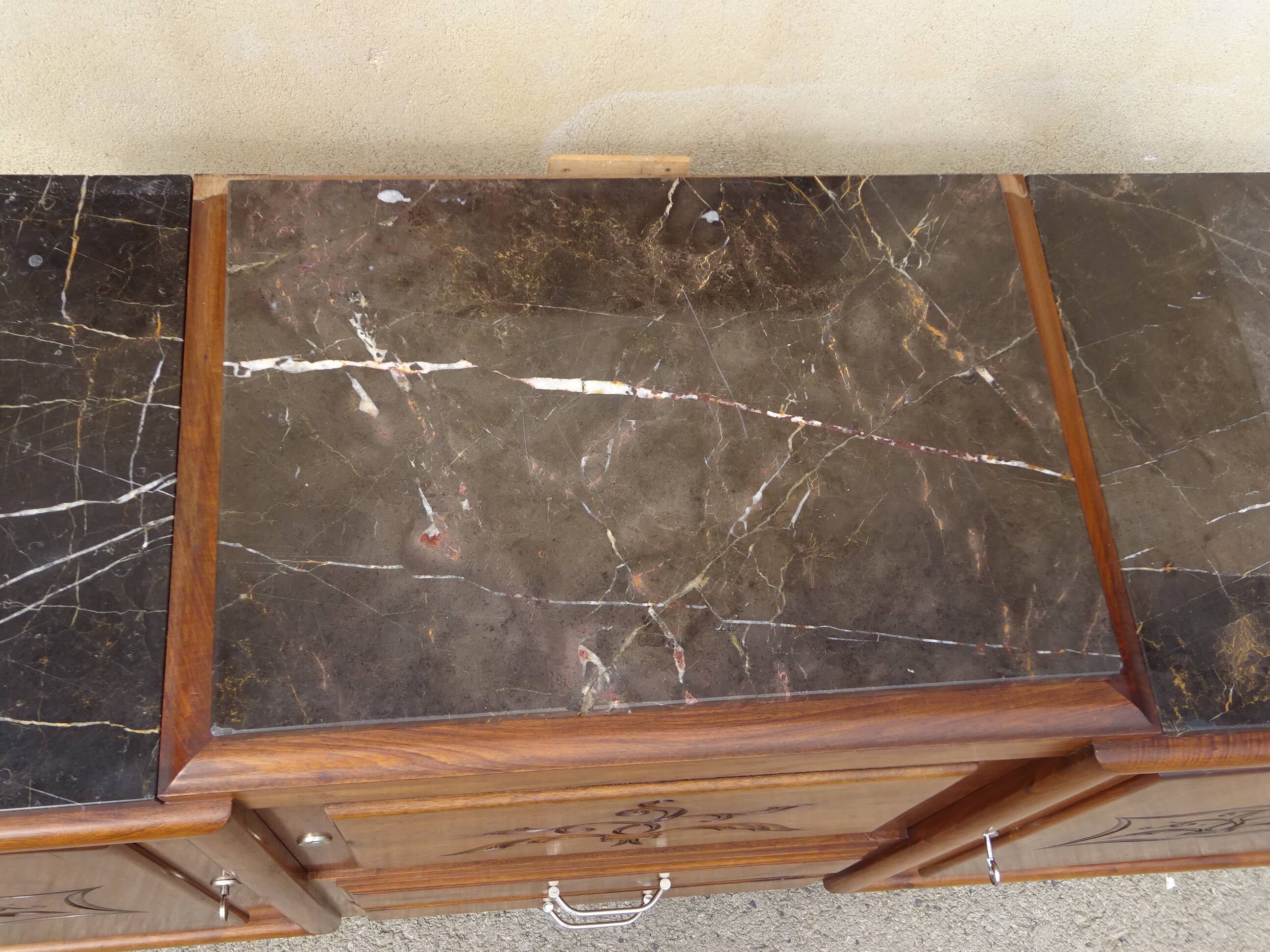 Large buffet en noyer massif, dessus en marbre noir