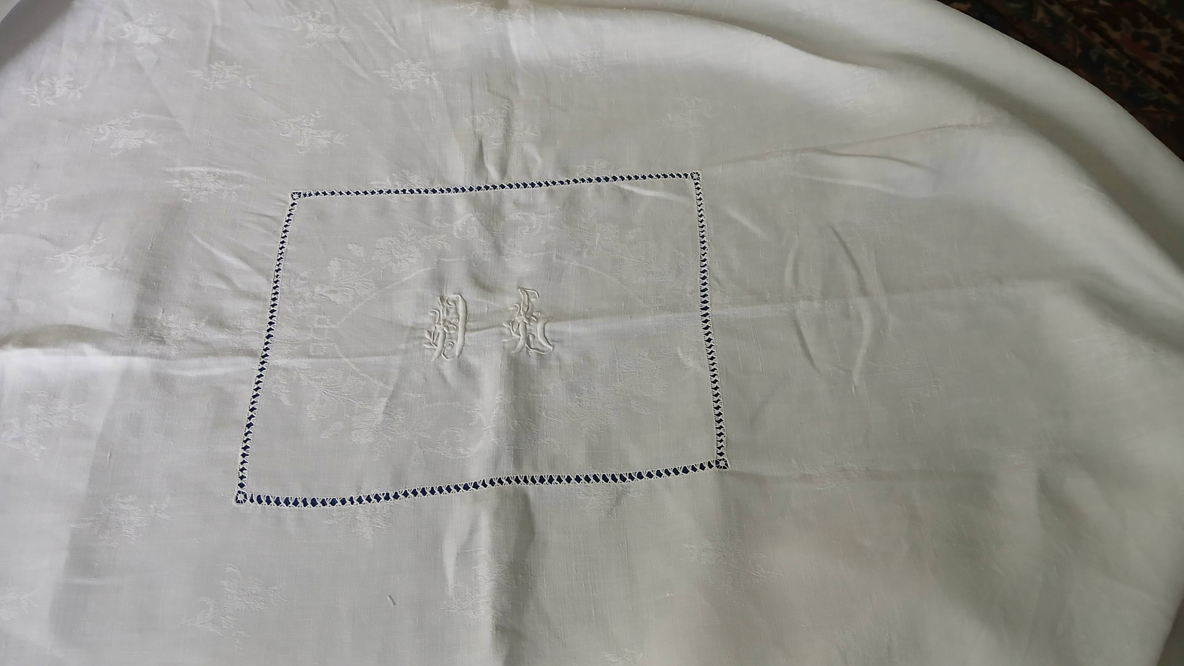 Nappe ancienne brodée et 12 serviettes