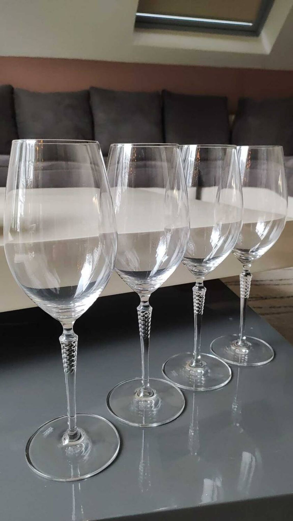 Set of 4 large red wine glasses. With a long twisted stem. Signed Schott Zwiesel. High 27 cm