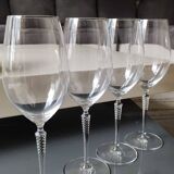 Set of 4 large red wine glasses. With a long twisted stem. Signed Schott Zwiesel. High 27 cm