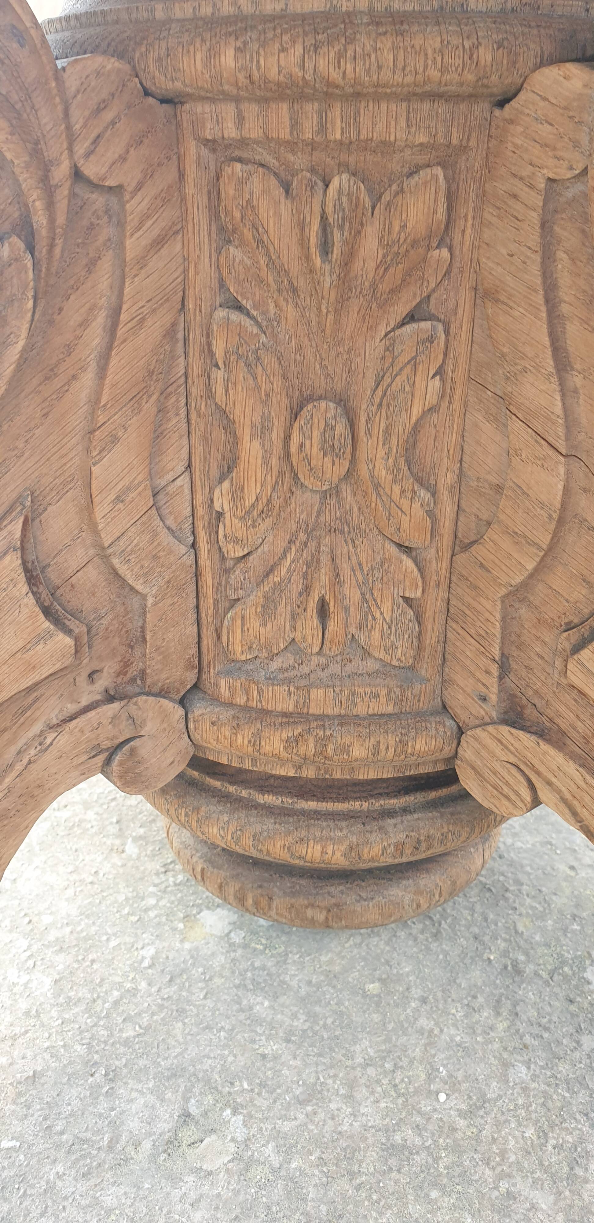 Table with central leg in solid oak, natural wood, carved base