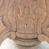 Table with central leg in solid oak, natural wood, carved base