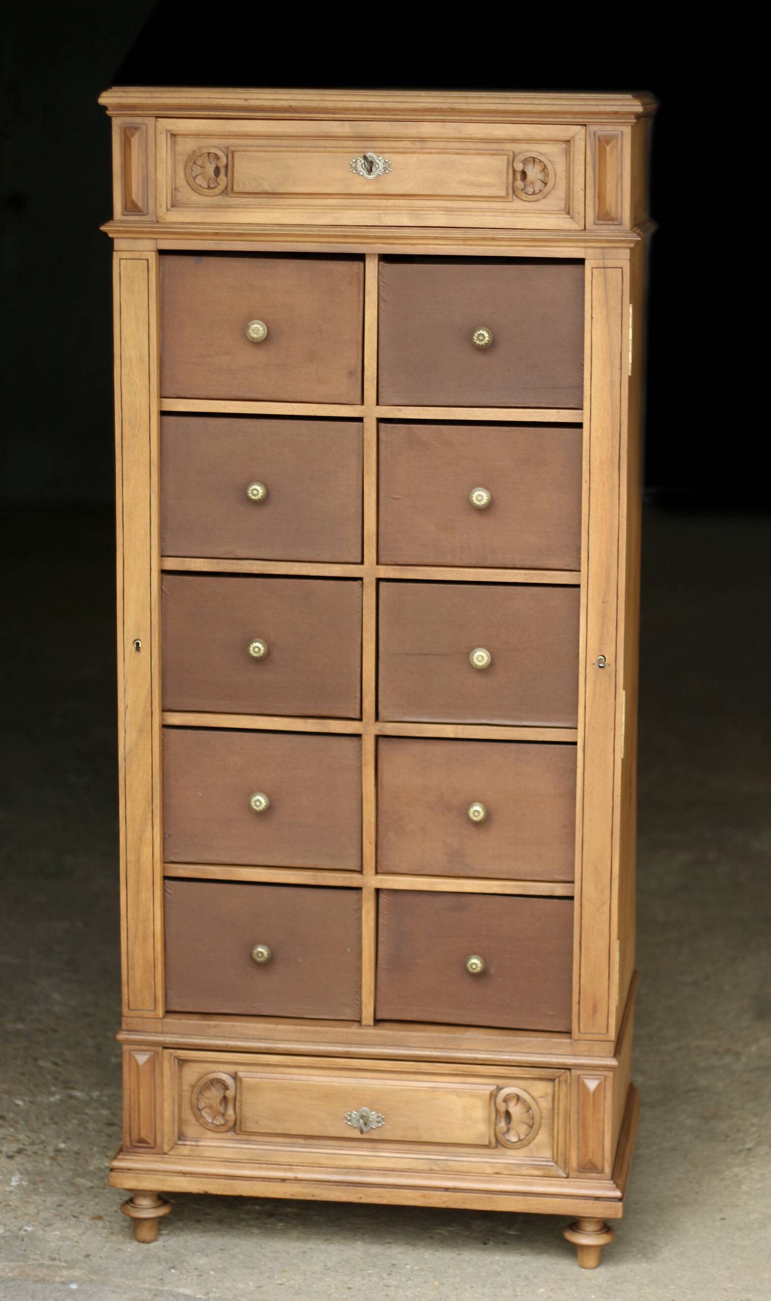 Magnificent notary's cabinet in walnut (late 19th century).