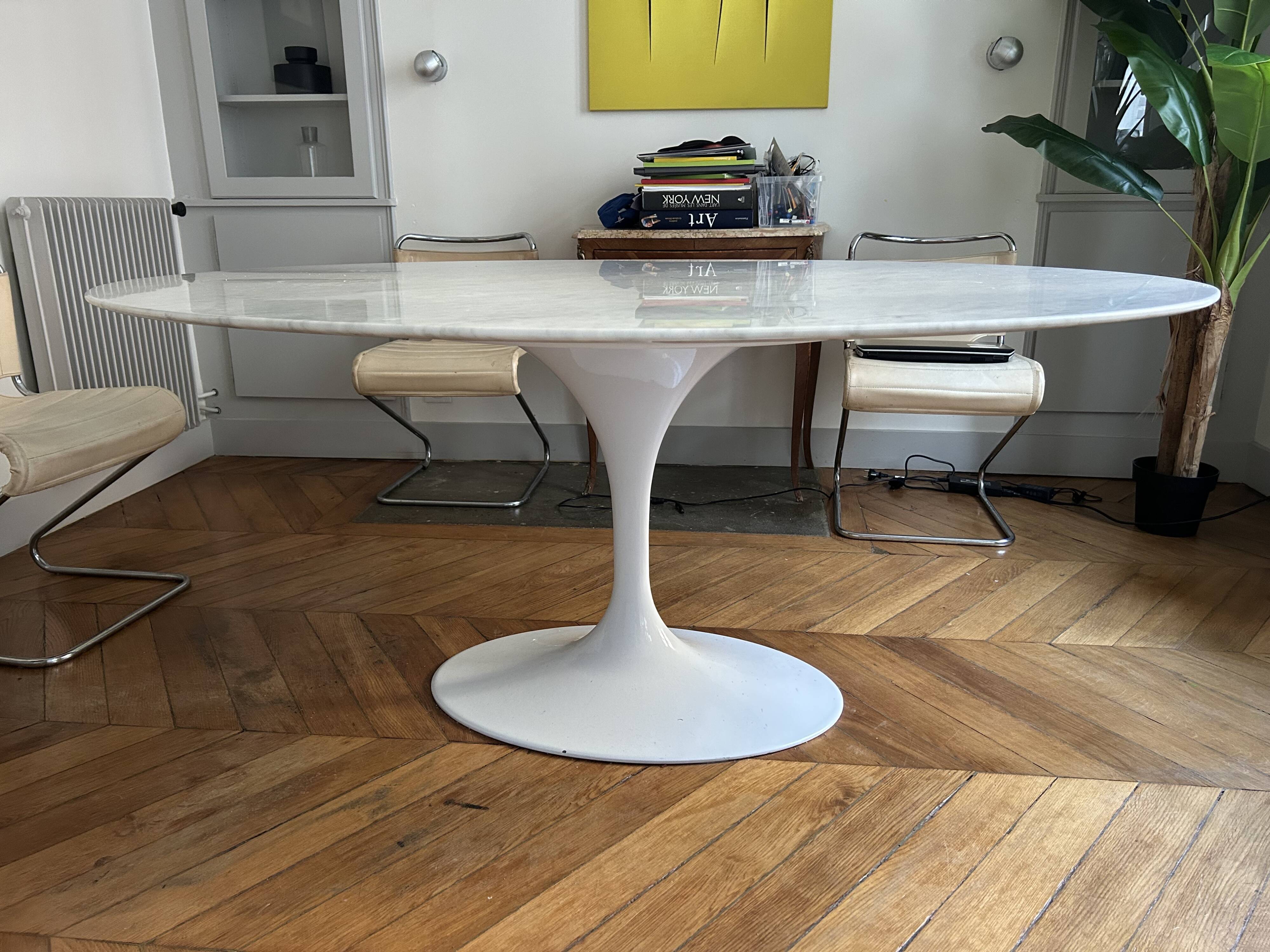 Tulip marble dining table