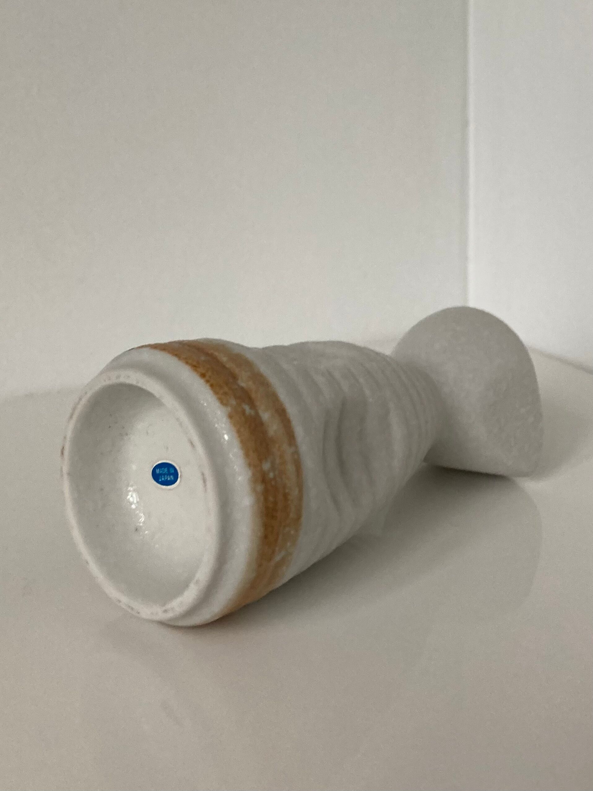 Carafe à saké japonaise pouvant former vase ou saucière en porcelaine émaillée
