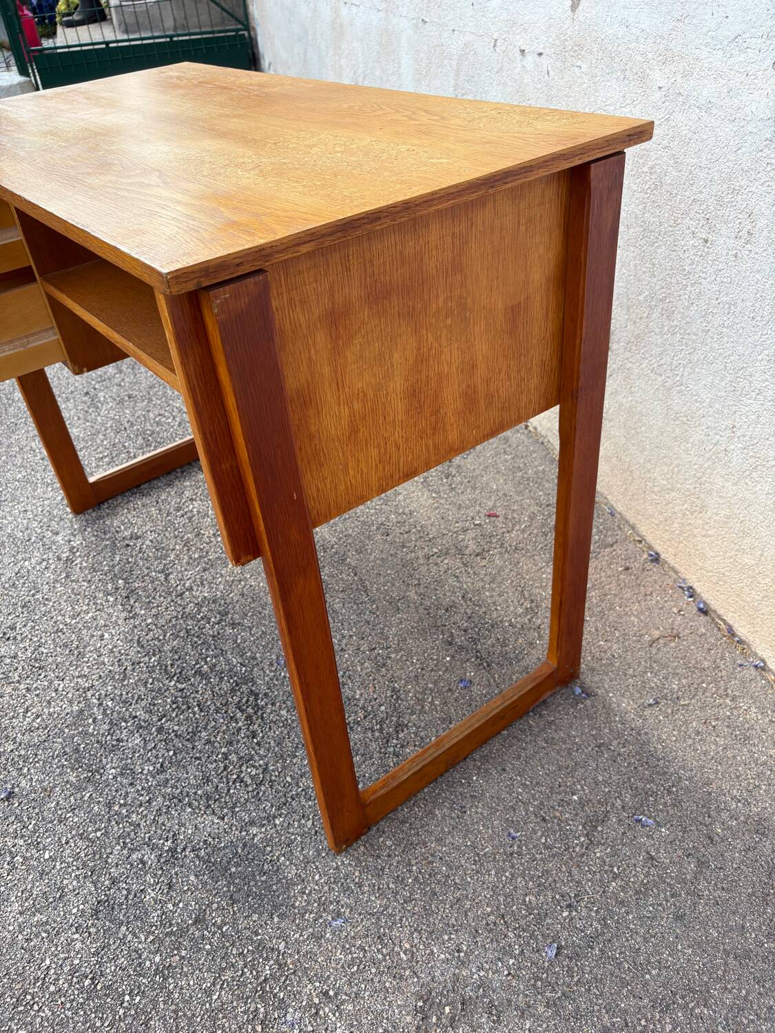 Bureau enfant, 1980