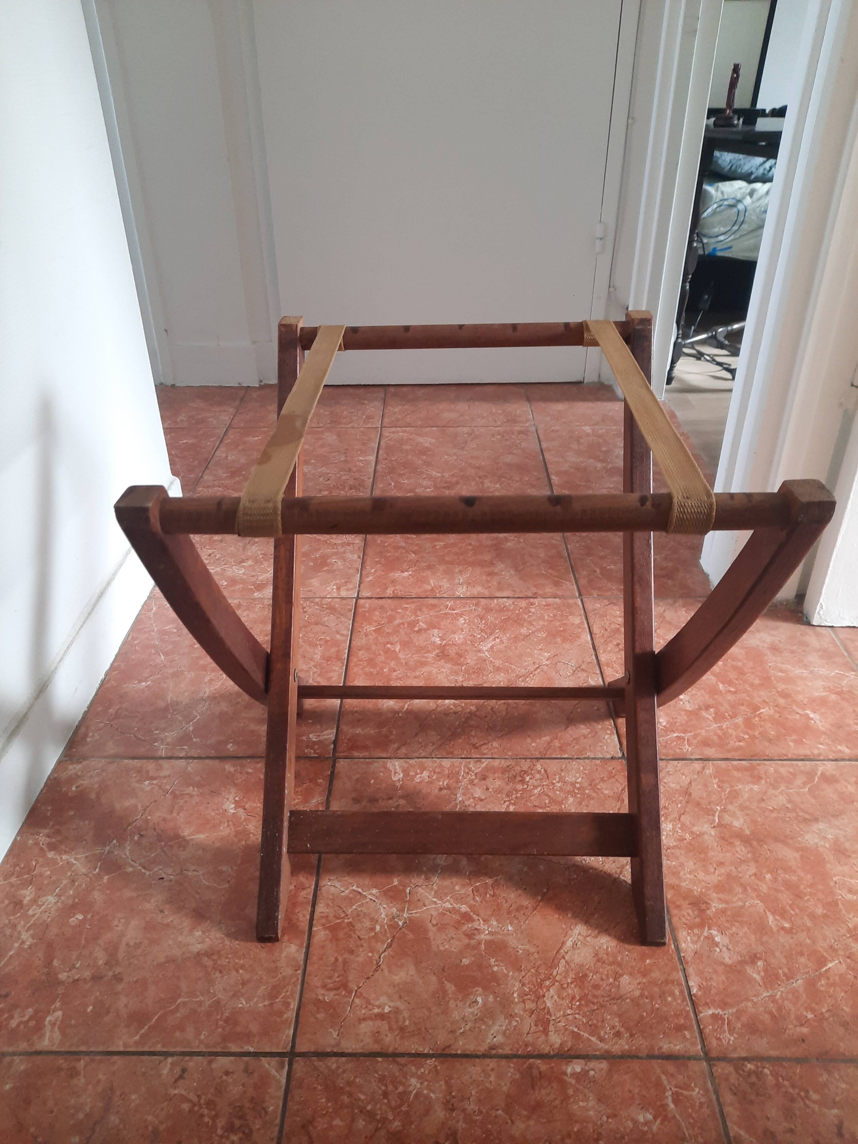 Folding coffee table