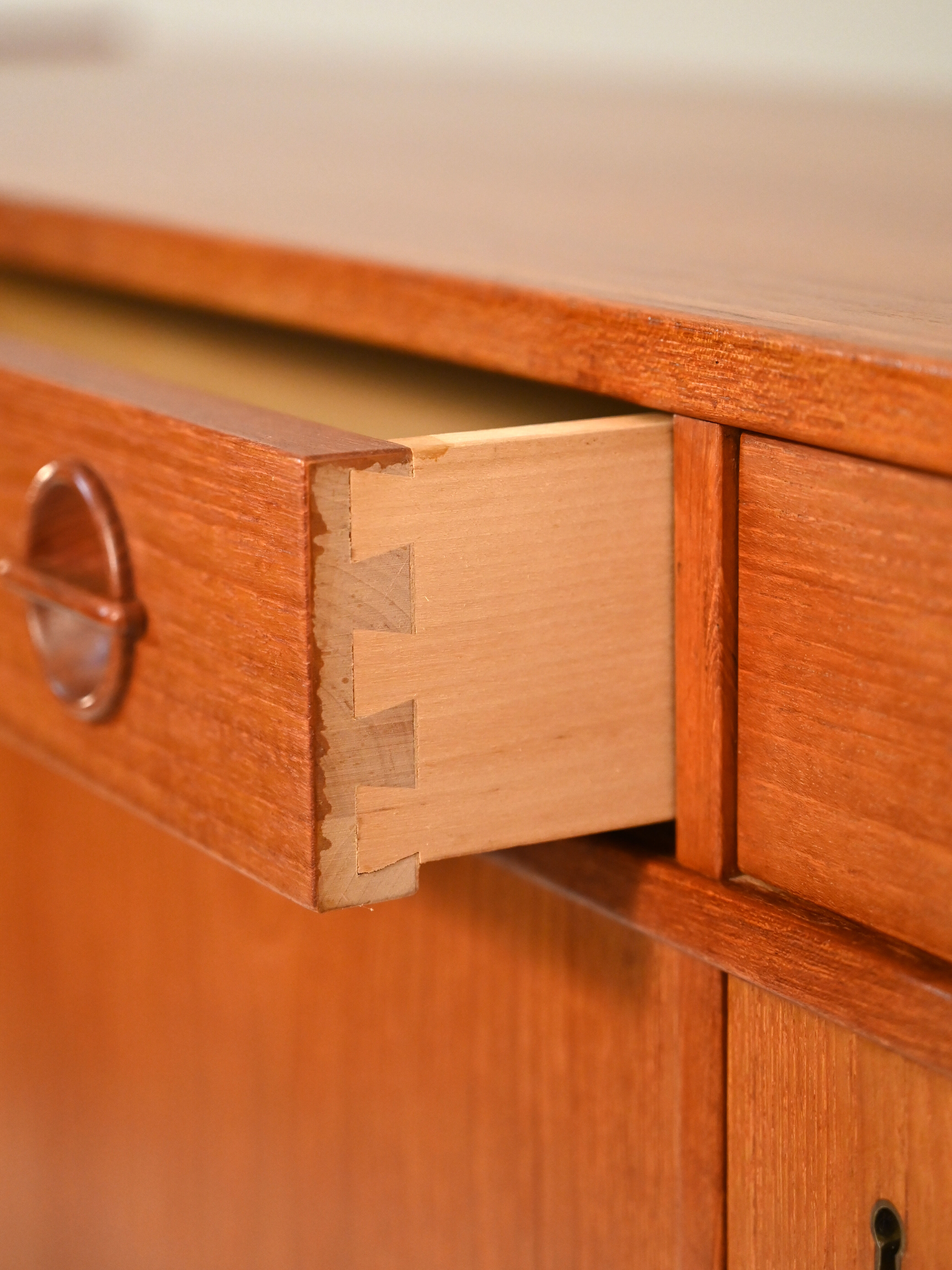 Buffet scandinave avec trois tiroirs