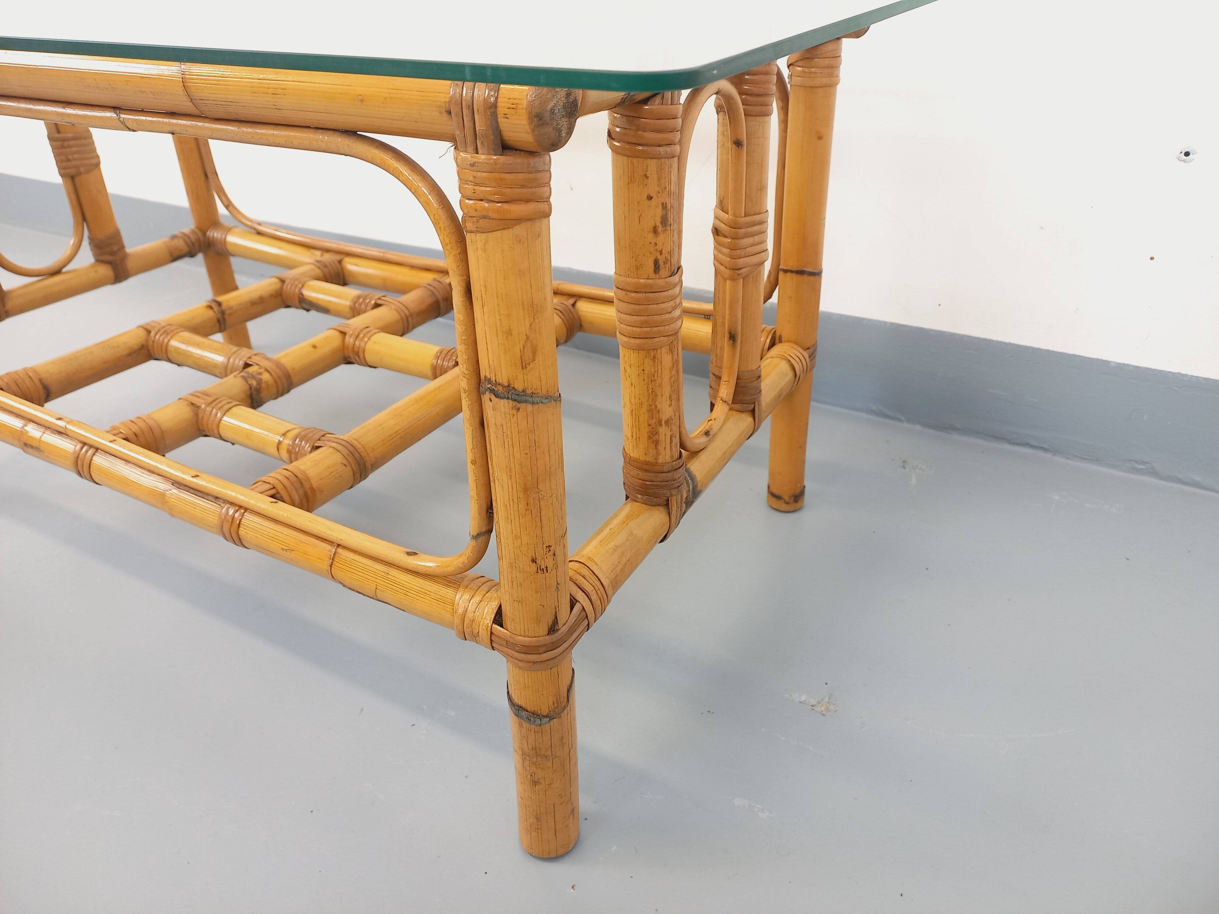 Table basse en verre transparent et rotin, années 70