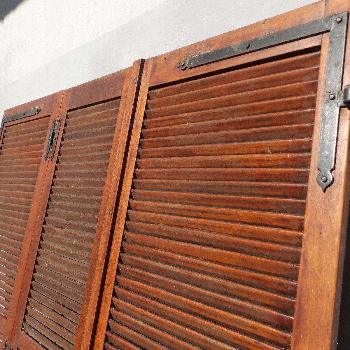 Set of 3 louvered shutters