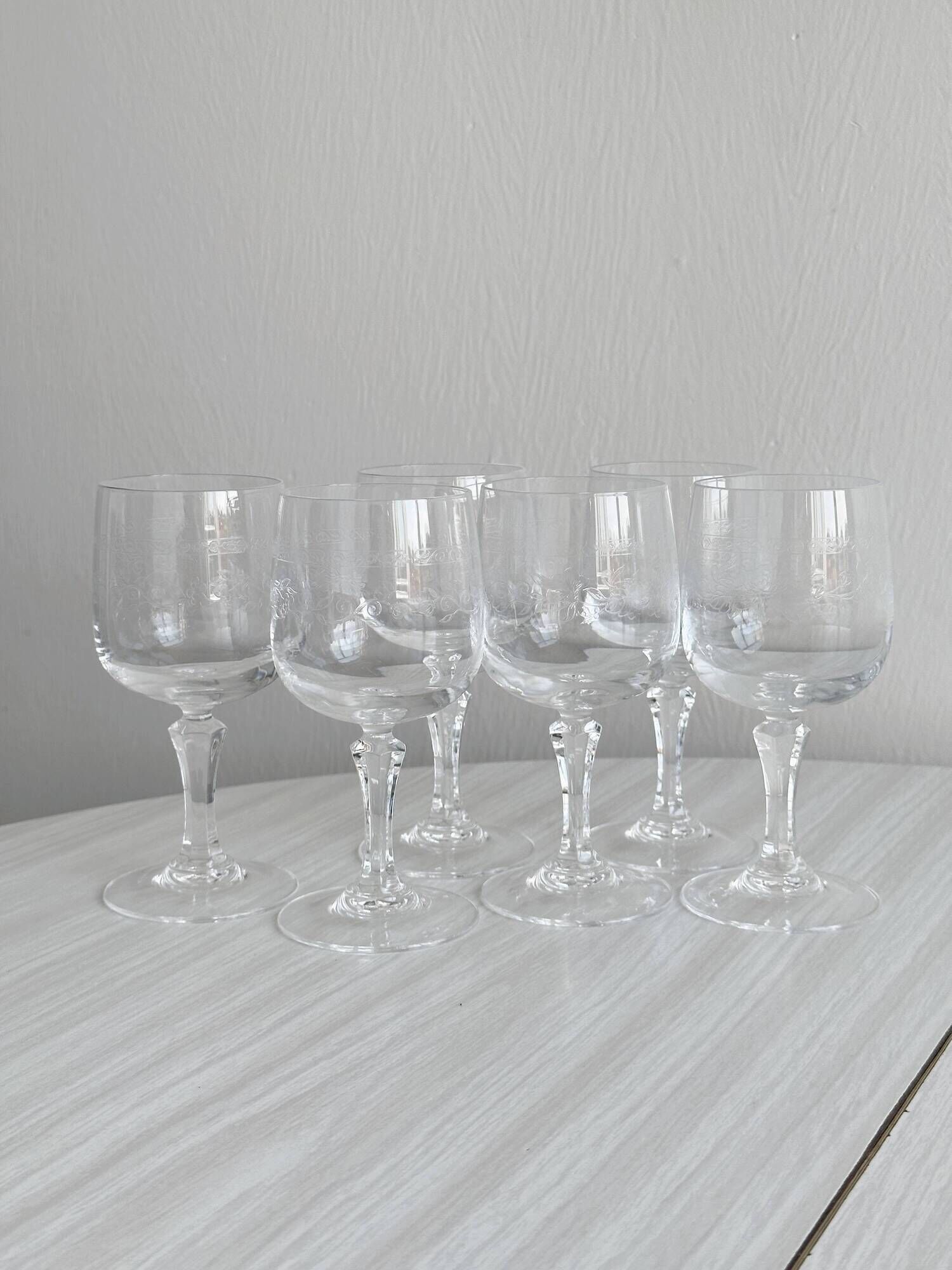 6 white wine glasses in chiseled crystal with floral motifs Matignon model.