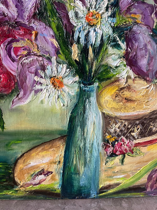 Deux vases à fleurs avec chapeau de paille, signés