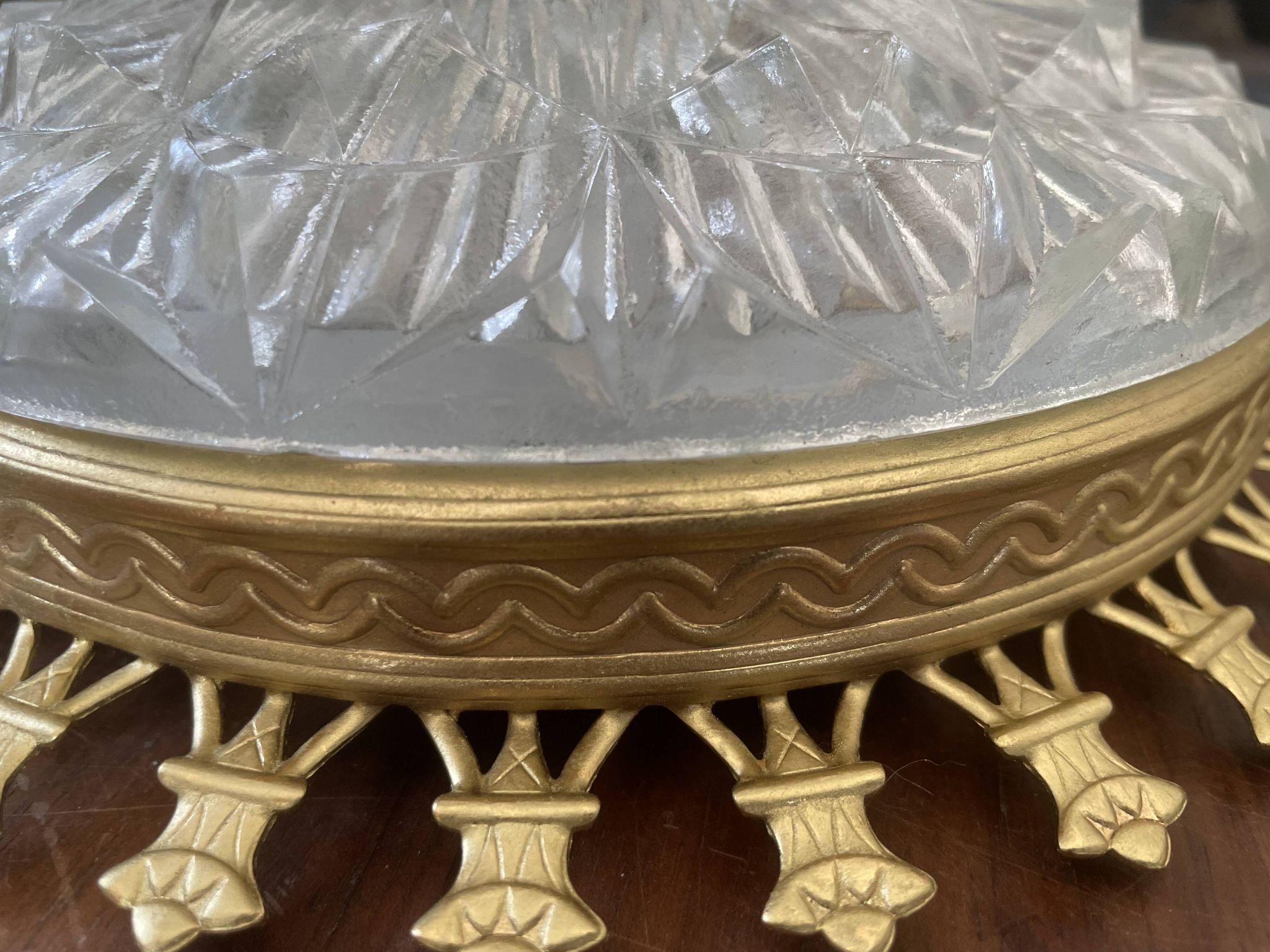 Plafonnier vintage verre taillé et métal doré