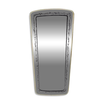 Rearview mirror and screen-printed with gold outline and black edging