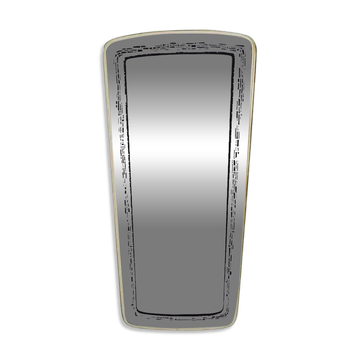 Rearview mirror and screen-printed with gold outline and black edging