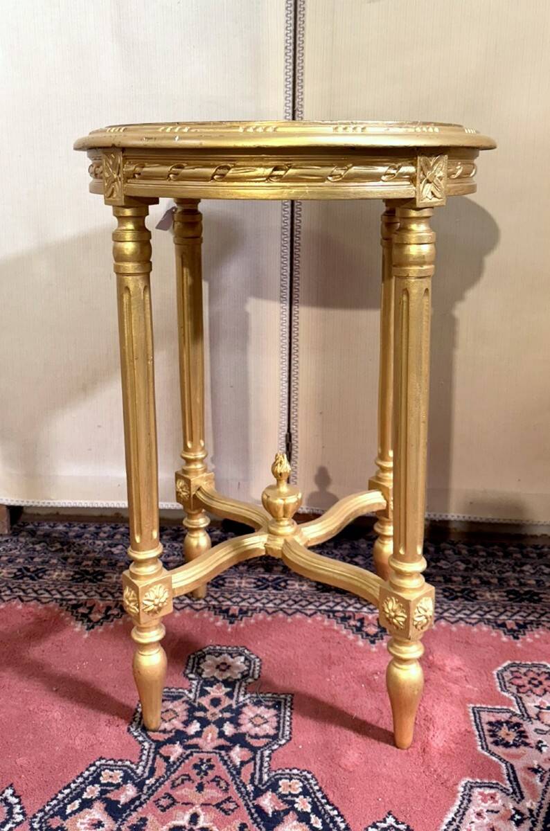 guéridon rond en bois doré, de style Louis XVI