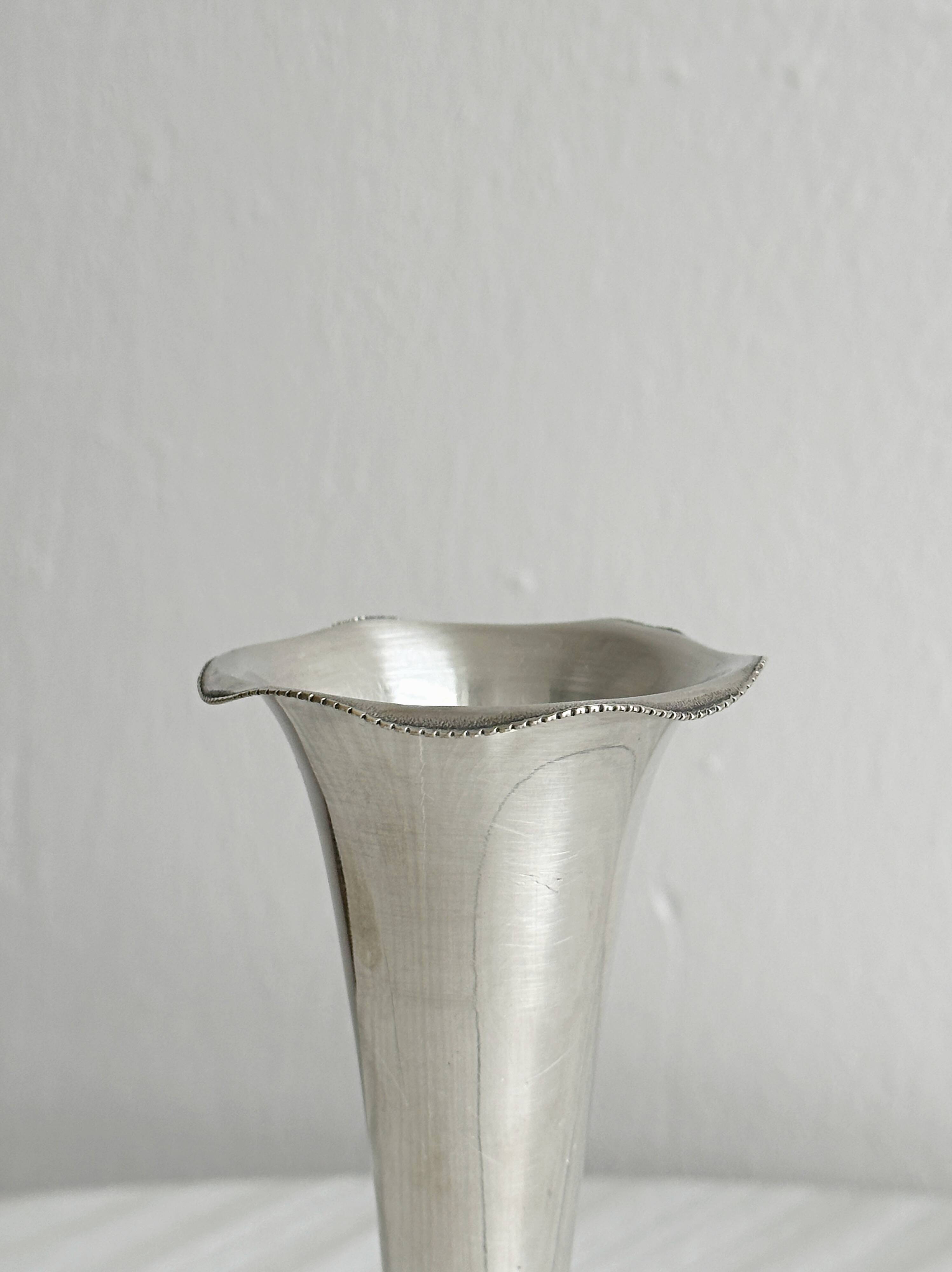 Elegant metal soliflore vase