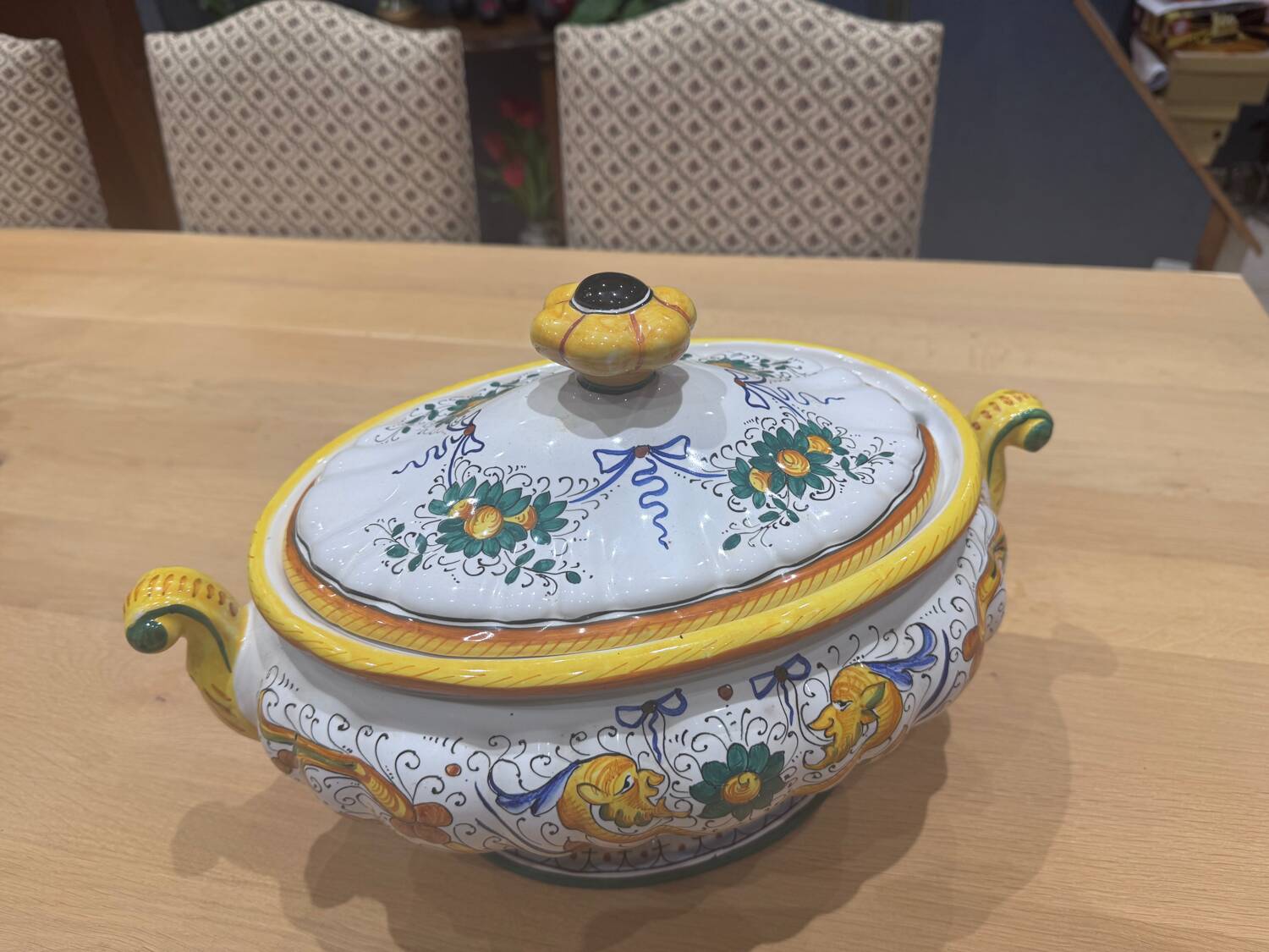 Hand-painted faience soup tureen from Deruta – Italy