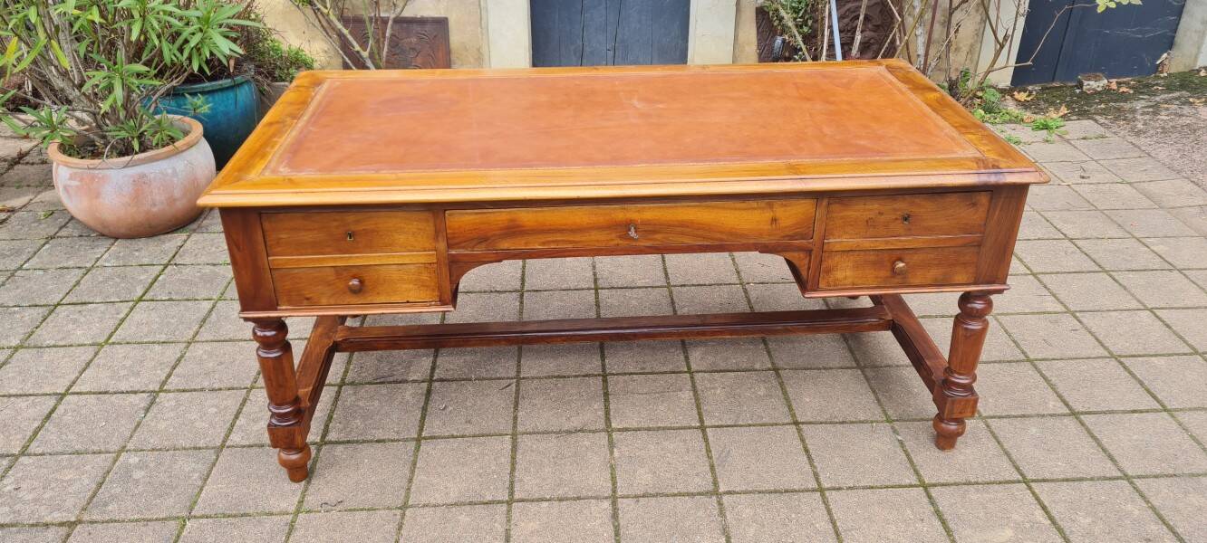 large Louis Philippe desk in walnut from the 19th century
