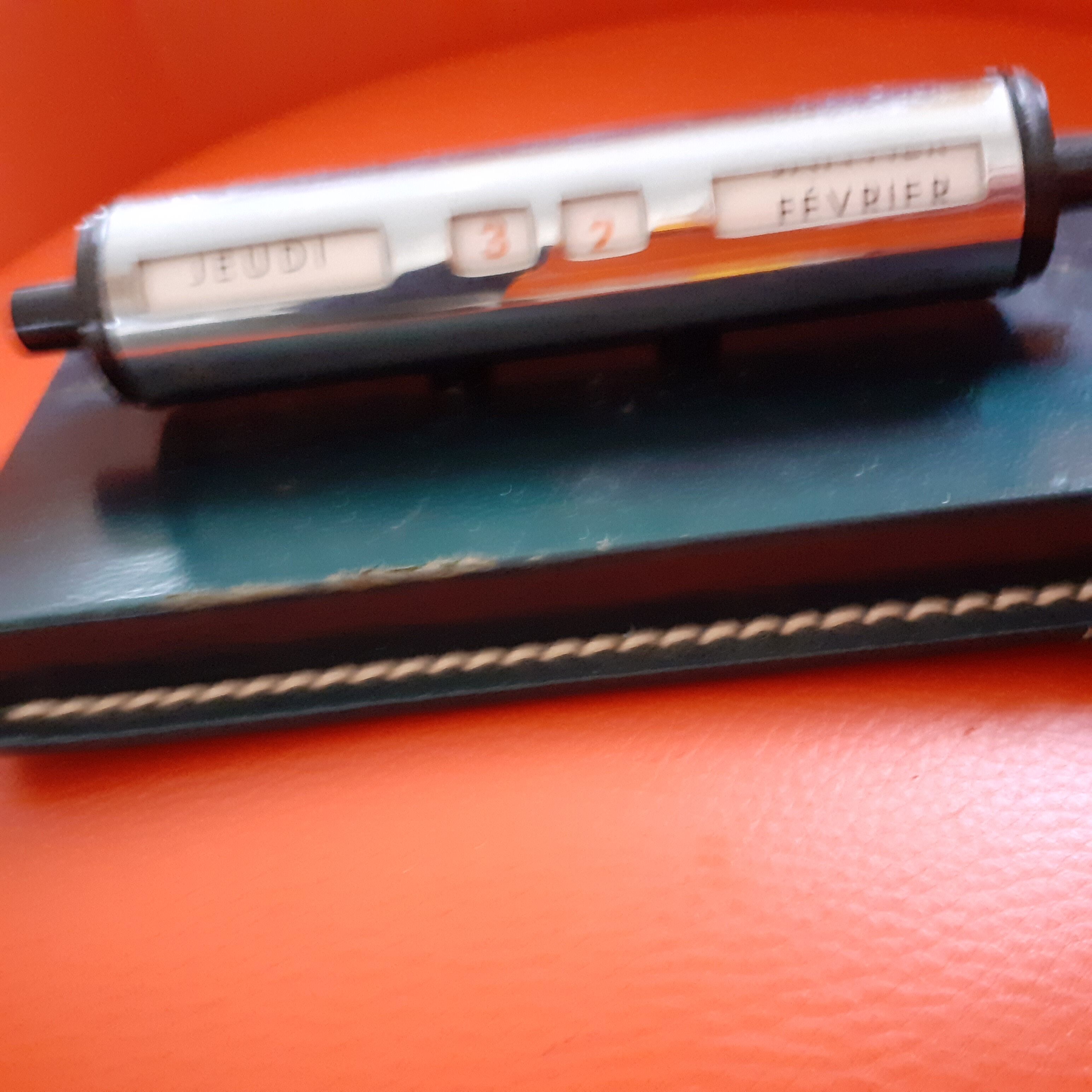 Eternal calendar to ask. In black leather.