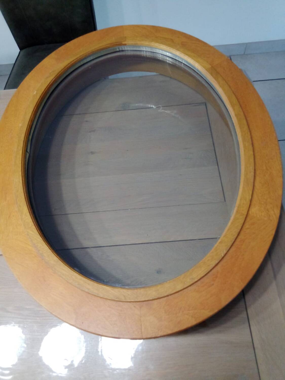 Oval porthole window