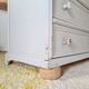 Commode ancienne à 4 tiroirs en bois peint gris perle patiné et pieds boules