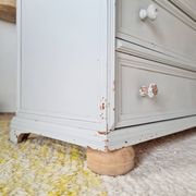 Antique chest of drawers with 4 drawers – Patinated pearl grey & ball feet