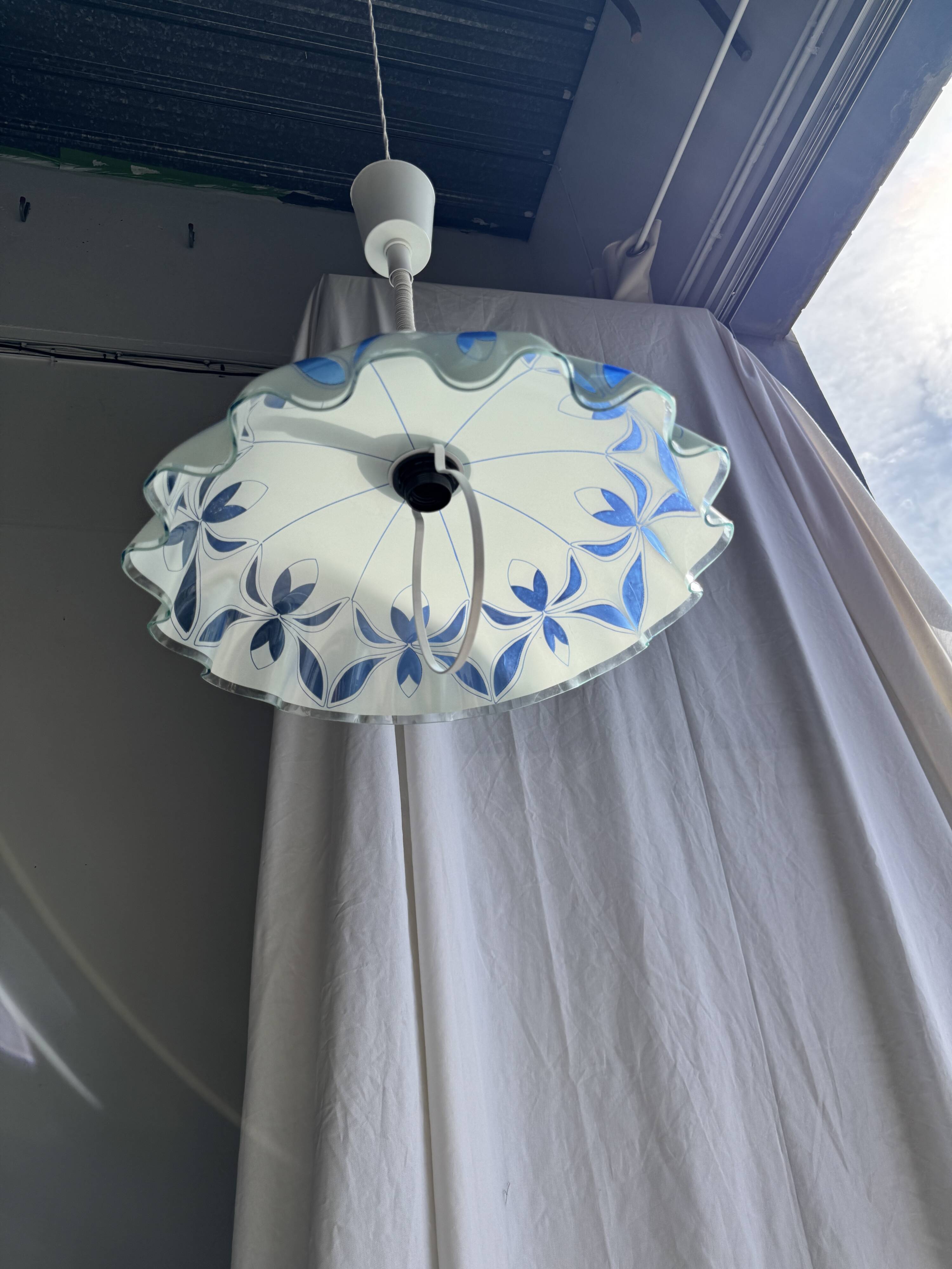 Vintage suspension in white and blue glass with wavy edge D46 H53